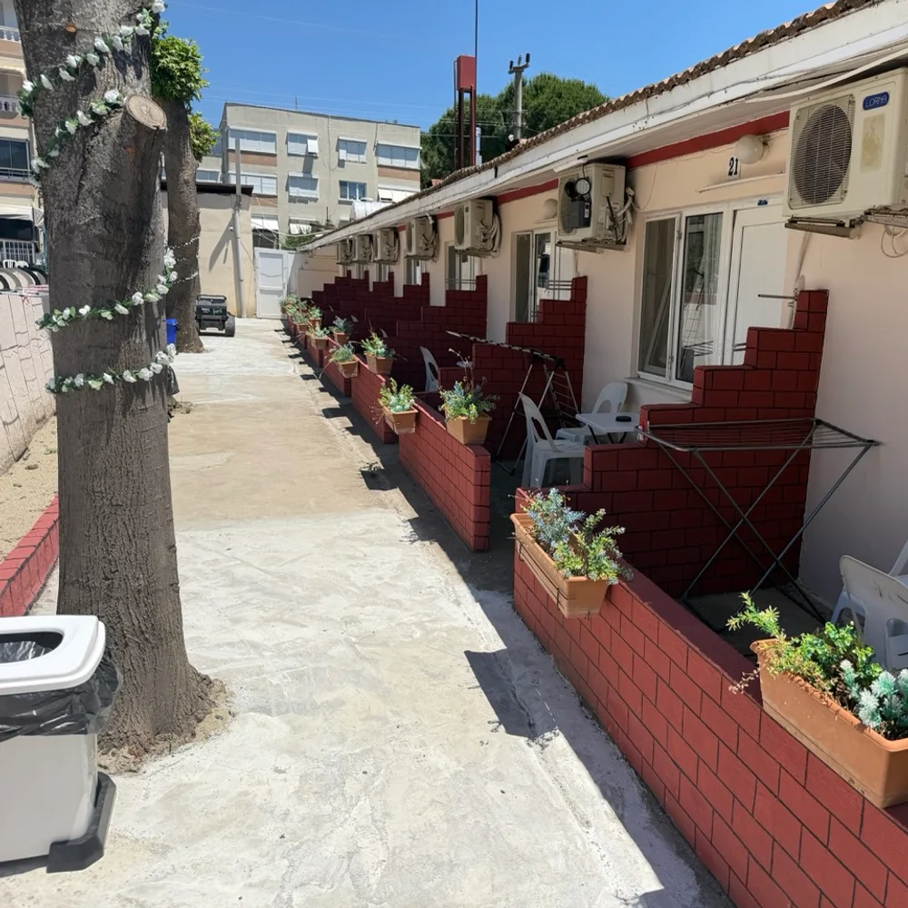Kafkas Motel Erdek bahçe içinde tek katlı oda yapısı