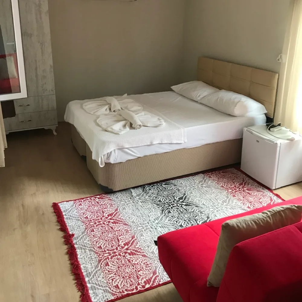 Kafkas Motel Erdek deluxe oda yatak ve oturma alanı