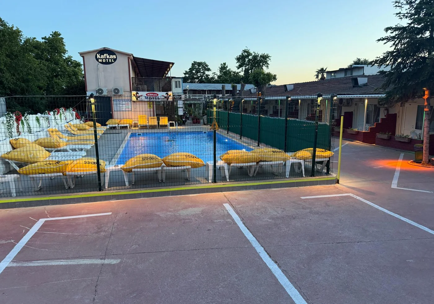 Kafkas Motel Erdek denize sıfır motel görünümü