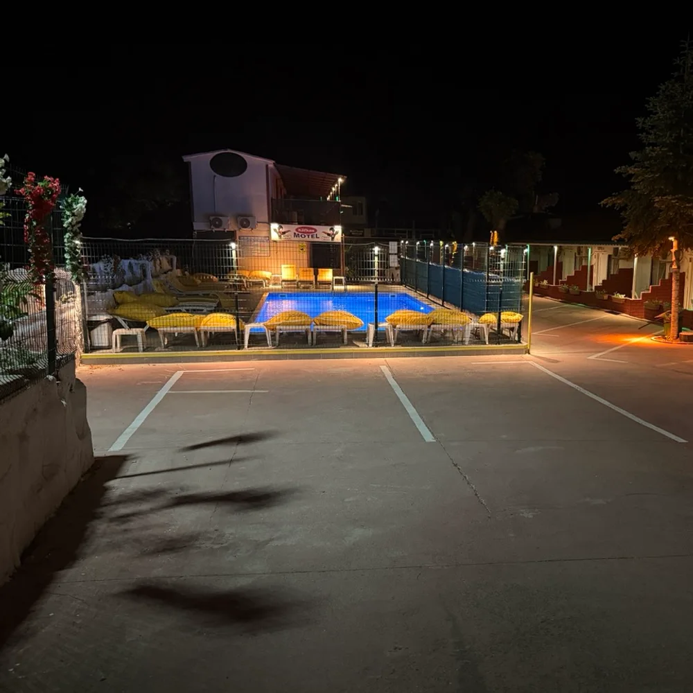 Kafkas Motel Erdek havuz ve bahçe gece görünümü