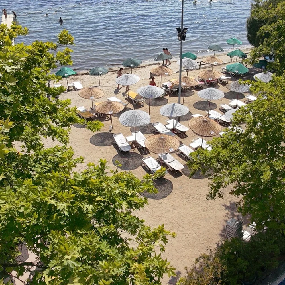Kafkas Motel Erdek özel plaj ve şezlong alanı
